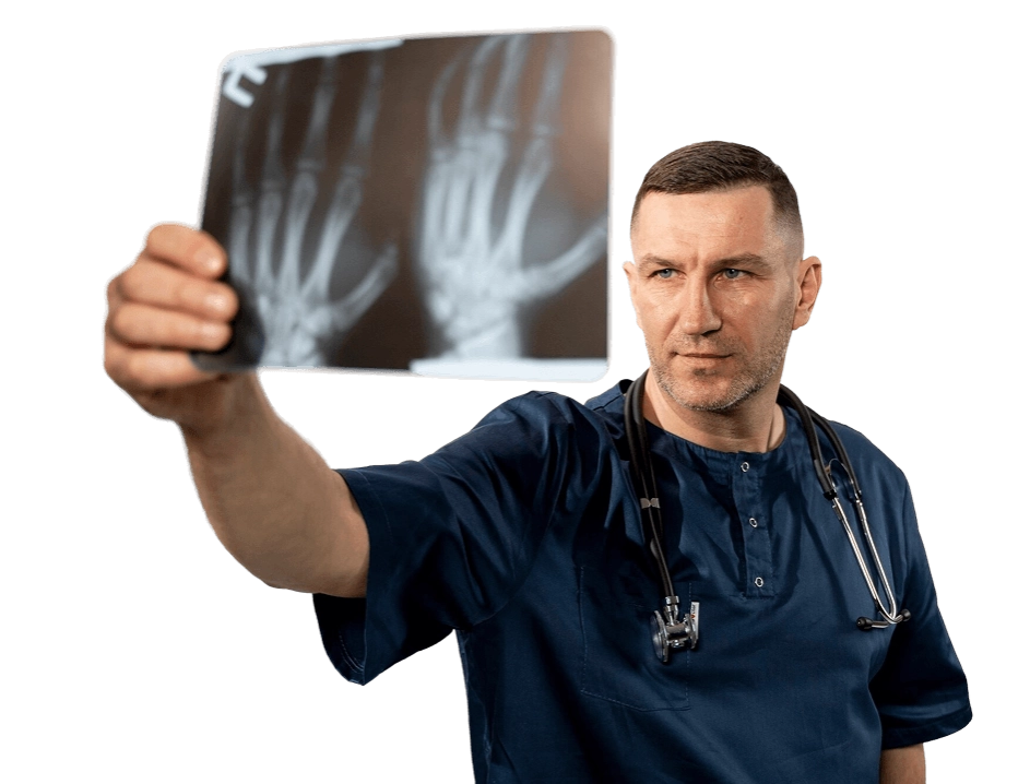 врач с рентгеновским снимком